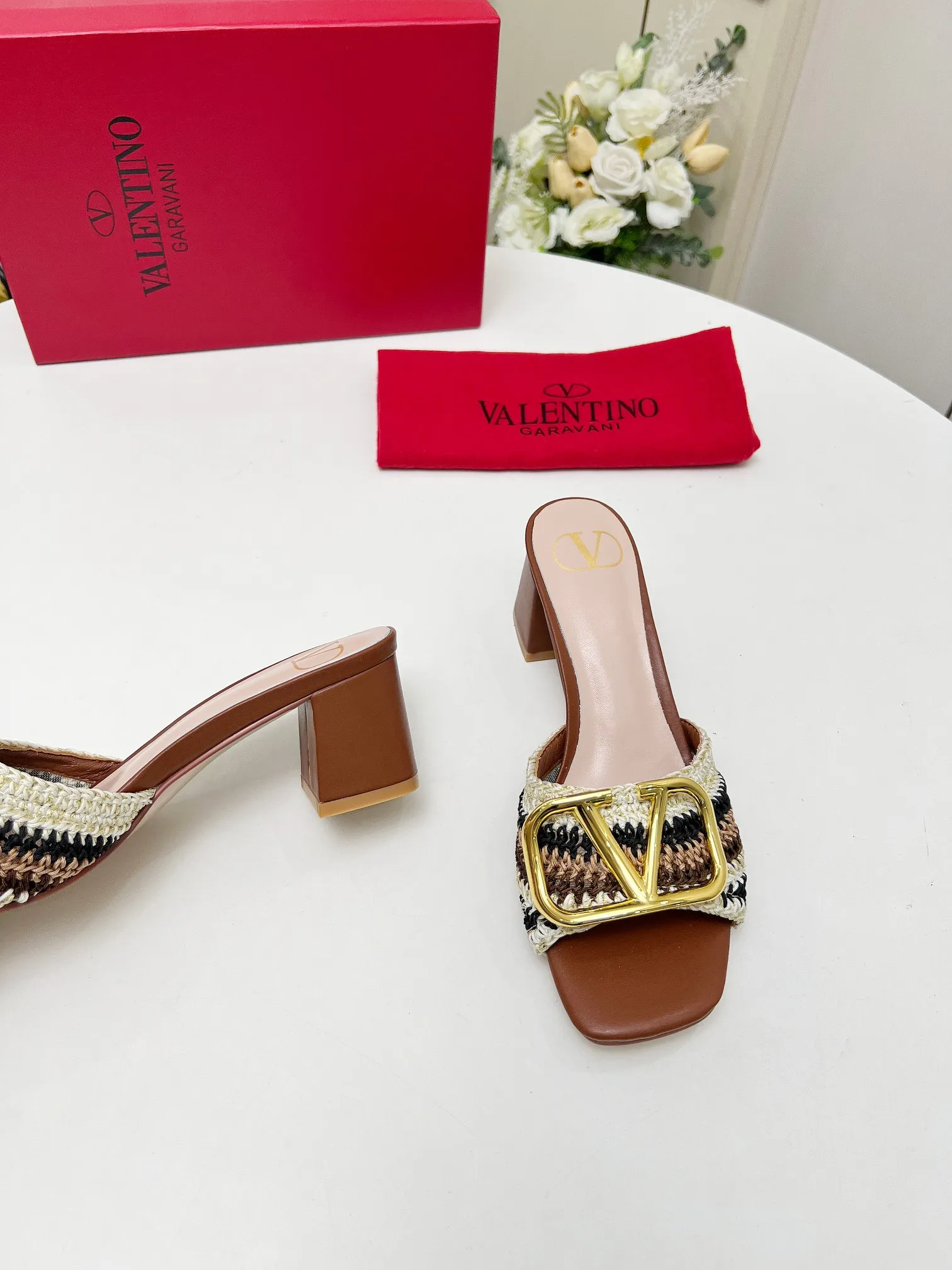 👟👟Ex-factory price 440👟👟 Genuine leather sole +30 🆕 Valentino👑👑 Latest series with perfect hand-woven details. A very eye-catching catwalk series launched [strong][strong] Code number: 35 to 43 (genuine leather sole +30)